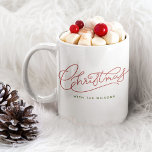 Uw Familie Kerstmis Modern Script Familienaam Koffiemok<br><div class="desc">Modern,  minimalistisch kerstkalligrafie ontwerp met uw familienaam! Eenvoudig maar toch klassiek stijlvol in rood en groen,  deze schattige mok zorgt voor feestelijke familiale flair! Rock de feestdagen in onze gepersonaliseerde mokken met modern script. Pak de vreugde uit! #ChristmasStyle #FamilyLove #FestiveFamily 🎄👨‍👩‍‍ 👦👧</div>