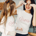 Uw Familie Kerstmis Modern Script Familienaam T-shirt<br><div class="desc">Modern,  minimalistisch kerstkalligrafie ontwerp met uw familienaam voor de bijbehorende familiefoto's! Eenvoudig maar toch klassiek stijlvol in rood en groen,  dit schattige shirt zorgt voor feestelijke familiale flair! Rock de feestdagen in ons gepersonaliseerde t-shirt met modern script. Pak de vreugde uit! #ChristmasStyle #FamilyLove #FestiveFamily 🎄👨‍👩‍‍ 👦👧</div>