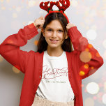 Uw Familie Kerstmis Modern Script Familienaam T-shirt<br><div class="desc">Modern,  minimalistisch kerstkalligrafie ontwerp met uw familienaam voor de bijbehorende familiefoto's! Eenvoudig maar toch klassiek stijlvol in rood en groen,  dit schattige shirt zorgt voor feestelijke familiale flair! Rock de feestdagen in ons gepersonaliseerde t-shirt met modern script. Pak de vreugde uit! #ChristmasStyle #FamilyLove #FestiveFamily 🎄👨‍👩‍‍ 👦👧</div>