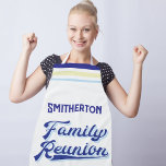Uw familienaam Monogrammed Reunion Schort<br><div class="desc">Het Family Reunion Schort is een leuk en retro-stijl schort dat compleet met uw familienaam wordt geleverd. Of je nu hamburgers barbecuet of een appeltaart bakt, dit schort zorgt ervoor dat je er goed uitziet en je geweldig voelt. Het is ideaal voor familiereünies, bijeenkomsten en evenementen waar u uw eigen...</div>