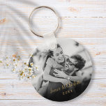 Uw favoriete paar zwart-wit foto Gold Sleutelhanger<br><div class="desc">Pas uw favoriete koppel aan met uw namen en het jaar dat in elegante goudtypografie is ingesteld,  waardoor u een uniek geheugen en een unieke gave hebt. Een heerlijk koepel voor de schat! Ontworpen door: Thisnotme©</div>