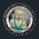 Uw foto 30th Birthday Number Pattern | Zwart Ronde Button 4,0 Cm<br><div class="desc">Dit is een herdenkingsknop met je foto en tekst om je 30e verjaardag te vieren. Er is een tekst sjabloon om het gemakkelijk te maken om het bericht en de datum te veranderen. Er is ook een fotomalplaatje om het gemakkelijk te maken om uw afbeelding toe te voegen. Dit zwart-wit...</div>