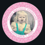 Uw foto 30th Birthday Number | Roze/wit 30 Ronde Sticker<br><div class="desc">Dit is een herdenkingsknop met je foto en tekst om je 30e verjaardag te vieren. Er is een tekst sjabloon om het gemakkelijk te maken om het bericht en de datum te veranderen. Er is ook een fotomalplaatje om het gemakkelijk te maken om uw afbeelding toe te voegen. Dit roze-witte...</div>