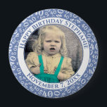 Uw foto 40th Birthday Number Pattern | Blauw Ronde Button 4,0 Cm<br><div class="desc">Dit is een herdenkingsknop met je foto en tekst om je 40ste verjaardag te vieren. Er is een tekst sjabloon om het gemakkelijk te maken om het bericht en de datum te veranderen. Er is ook een fotomalplaatje om het gemakkelijk te maken om uw afbeelding toe te voegen. Dit blauw-en-witte...</div>