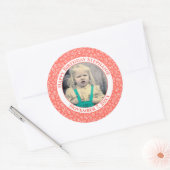 Uw foto 80e willekeurig nummerpatroon| Koraal/Wit Ronde Sticker (Envelop)