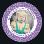 Uw foto 80e willekeurig nummerpatroon| Paars/wit Ronde Sticker<br><div class="desc">Dit is een herdenkingsontwerp met uw foto en tekst voor het vieren van uw 80e verjaardag. Er is een tekst sjabloon om het gemakkelijk te maken om het bericht en de datum te personaliseren. Er is ook een fotosjabloon om het gemakkelijk te maken om uw afbeelding toe te voegen. Dit...</div>
