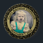 Uw foto 90th Birthday Number Pattern Black/Gold Ronde Button 4,0 Cm<br><div class="desc">Dit is een herdenkingsknop met je foto en tekst om je 90ste verjaardag te vieren. Er is een tekst sjabloon om het gemakkelijk te maken om het bericht en de datum te personaliseren. Er is ook een fotomalplaatje om het gemakkelijk te maken om uw afbeelding toe te voegen. Dit zwart-goudafbeelding...</div>