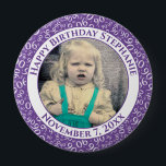 Uw foto 90th Birthday Number Pattern | PAARS Ronde Button 4,0 Cm<br><div class="desc">Dit is een herdenkingsknop met je foto en tekst om je 90ste verjaardag te vieren. Er is een tekst sjabloon om het gemakkelijk te maken om het bericht en de datum te personaliseren. Er is ook een fotomalplaatje om het gemakkelijk te maken om uw afbeelding toe te voegen. Dit paars-en-witte...</div>