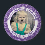 Uw foto 90th Birthday Number Pattern | PAARS Ronde Button 4,0 Cm<br><div class="desc">Dit is een herdenkingsknop met je foto en tekst om je 90ste verjaardag te vieren. Er is een tekst sjabloon om het gemakkelijk te maken om het bericht en de datum te personaliseren. Er is ook een fotomalplaatje om het gemakkelijk te maken om uw afbeelding toe te voegen. Dit paars-en-witte...</div>