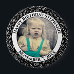 Uw foto 90th Birthday Number Pattern | Zwart Ronde Button 4,0 Cm<br><div class="desc">Dit is een herdenkingsknop met je foto en tekst om je 90ste verjaardag te vieren. Er is een tekst sjabloon om het gemakkelijk te maken om het bericht en de datum te personaliseren. Er is ook een fotomalplaatje om het gemakkelijk te maken om uw afbeelding toe te voegen. Dit zwart-wit...</div>