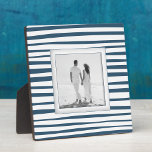 Uw foto blauwe strepen fotoplaat<br><div class="desc">Gemaakt om dimensionaal te kijken, een stalen blauw en wit stroperpatroon creëer een prachtig lijst voor je favoriete foto op dit tafelblad met een ingebouwde esel. Het afbeelding wordt direct op het hardboard geplaatst voor een verbluffend scherp afbeelding met een gemakkelijk schoon veegdoppervlak. Geweldig als geschenk of om je favoriete...</div>