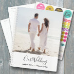 Uw foto bruiloft planner<br><div class="desc">Bruiloft planner met je favoriete foto op de voorkant gepersonaliseerd met je gegevens in chique letters. Planner bevat maandelijkse en wekelijkse lay-outs, 12 maanden, 60 pagina's met gelamineerde ZACHTE of HARDE voor- en achterkant.</div>