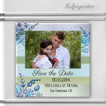 Uw Foto Floral Spring sparen de Datum Magnet<br><div class="desc">Een leuke romantische Save the Date-magneet met je eigen favoriete foto omlijst door een pastel gestreept ontwerp met parelmoer gestileerde bloemen. Mooi voor een geplande lente bruiloft.</div>