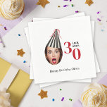 Uw foto met Party Pet Fun 30th Birthday Servet<br><div class="desc">Een uniek leuk en grillig verjaardagsfeestje servet met een foto van de verjaardagsviering met een zwart-wit gestreepte party pet met rode streaming linten. Om deze uitnodiging met uw foto te personaliseren, moet u uw gezicht nauwkeurig uitsnijden in een vierkant en laden in plaats van het voorbeeld afbeelding getoond in de...</div>