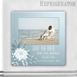 Uw foto Modern Floral Dusty Blue slaat de datum op Magneet<br><div class="desc">Een elegante moderne Sparen de magneet van de Datum met uw eigen favoriete foto die door een stoffig blauw ontwerp met de bloem van de waterverf wordt opgesteld.</div>