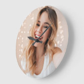 Uw foto op uw gezicht op een gepersonaliseerde grote klok (Hoek)