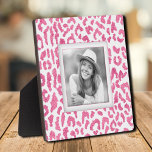 Uw foto roze luipaard rand fotoplaat<br><div class="desc">Gemaakt om dimensionaal te kijken, een heet roze en wit luipaardpatroon creëer een prachtig lijst voor je favoriete foto op deze tafelblad met een ingebouwde esel. Het afbeelding wordt direct op het hardboard geplaatst voor een verbluffend scherp afbeelding met een gemakkelijk schoon veegdoppervlak. Geweldig als geschenk of om je favoriete...</div>