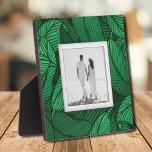 Uw foto Tropical Leaves Fotoplaat<br><div class="desc">Een tropisch bladpatroon is gemaakt om dimensionaal te kijken, een tropisch plant creëer een prachtig lijst voor je favoriete foto op dit tafelblad met een ingebouwde esel. Het afbeelding wordt direct op het hardboard geplaatst voor een verbluffend scherp afbeelding met een gemakkelijk schoon veegdoppervlak. Geweldig als geschenk of om je...</div>