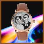 Uw fotonaam Roos Gold Mannen Horloge<br><div class="desc">Dit elegante glam roos gouden mannen is versierd met een bruine band en gepersonaliseerd met jouw naam en uw foto. U kunt de naam eenvoudig wijzigen en desgewenst de verdeelstreepjes voor het zwarte nummer verwijderen. Wat een geweldig geschenk voor hem - een beste man, groomsman, bode, afstuderen, vaderdag, verjaardag, of...</div>