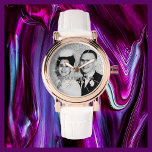 Uw fotonaam Roos Gold Women's White Band Wrist Horloge<br><div class="desc">Dit elegante glam roos gouden damespolshorloge is versierd met een witte band en gepersonaliseerd met jouw naam en je foto. U kunt de naam eenvoudig wijzigen en desgewenst de nummertoetsen verwijderen. Wat een geweldig modern stijlvol cadeau voor een bruidsmeisje, bruidsmeisje, bruidsfeest, afstuderen, moederdag, verjaardag of een andere speciale gelegenheid. Alle...</div>