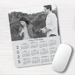 Uw fotonamen Gepersonaliseerde Grijze Kalender 202 Muismat<br><div class="desc">Houd de persoon van wie je houdt in de buurt met een gepersonaliseerde 2025-agenda muismat. Vervang de voorbeeldfoto en namen door uw eigen foto in de zijbalk. De aangepaste tekst heeft een elegant zwart scriptlettertype. Hieronder is een gemakkelijk te lezen zwarte kalender 2025 op een neutrale grijze achtergrond. Maakt een...</div>