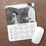 Uw fotonamen gepersonaliseerde kalender 2025 muismat<br><div class="desc">Houd de persoon van wie je houdt in de buurt met een gepersonaliseerde 2025-agenda muismat. Vervang de voorbeeldfoto en namen door uw eigen foto in de zijbalk. De aangepaste tekst heeft een elegant zwart scriptlettertype. Hieronder is een gemakkelijk te lezen zwarte kalender 2025 op een witte achtergrond. Maakt een geweldig...</div>