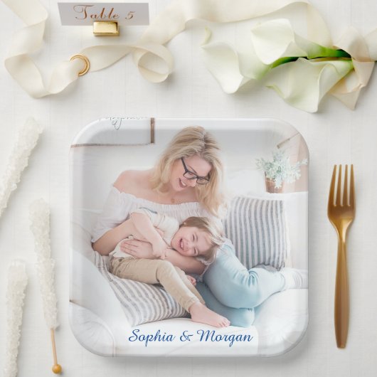 Uw foto's en namen in blauw script papieren bordje (Huwelijk)