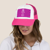 Uw Gezegde voor 'Keep Calm' op Hot Pink Trucker Pet (In situ)