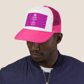 Uw Gezegde voor 'Keep Calm' op Hot Pink Trucker Pet (In situ)