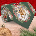 Uw hond Huisdier Fotopatroon Feestelijke Groene Ke Stropdas<br><div class="desc">Zet je hond deze kerst in het afbeelding, met dit aangepaste foto stropdas. Op het stropdas staat de door u gekozen foto, die in een ovaal patroon in een ovaal 'lijst' zal verschijnen. Elk lijst heeft een surround van feestelijk groen voor extra seizoensgebonden charme. De achtergrond is een donker winterblad...</div>