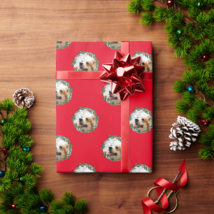 Uw hond in kerstpapier met rode rode omhulling cadeaupapier