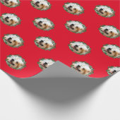 Uw hond in kerstpapier met rode rode omhulling cadeaupapier (Hoek)