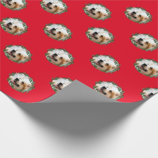 Uw hond in kerstpapier met rode rode omhulling cadeaupapier (Hoek)