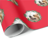 Uw hond in kerstpapier met rode rode omhulling cadeaupapier (Rol Hoek)