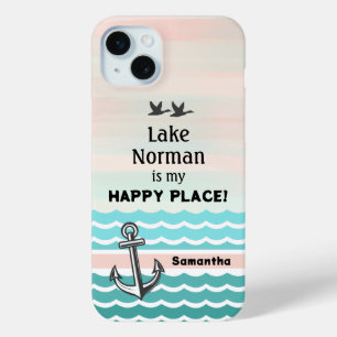 Uw Lake & Jouw naam gepersonaliseerde Happy Place iPhone 15 Mini Hoesje