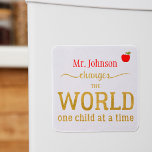 Uw leraar naam gouden typografie script citaat magneet<br><div class="desc">Gepersonaliseerde "YOUR TEACHER changes the world one child at a time" doordachte typografie citaat in rood,  goud en wit. Maak een doordachte aandenken dank u cadeau voor uw leraar! — Houd er rekening mee dat de achtergrondkleur kan worden gewijzigd (nadat u de optie AANPASSEN hebt geselecteerd).</div>
