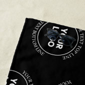 Uw Logo & bewerkbare tekst | Herhalingspatroon Strandlaken (In situ)