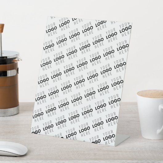 Uw logo eenvoudig herhalend diagonaal patroon reclamebord met voetstuk (Insitu)