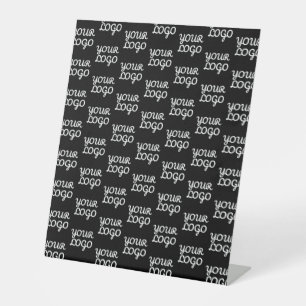 Uw Logo   Eenvoudig herhalend Logo-patroon Reclamebord Met Voetstuk