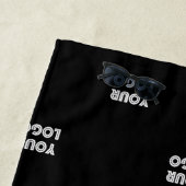 Uw Logo eenvoudige herhalende Logo | v2 Strandlaken (In situ)