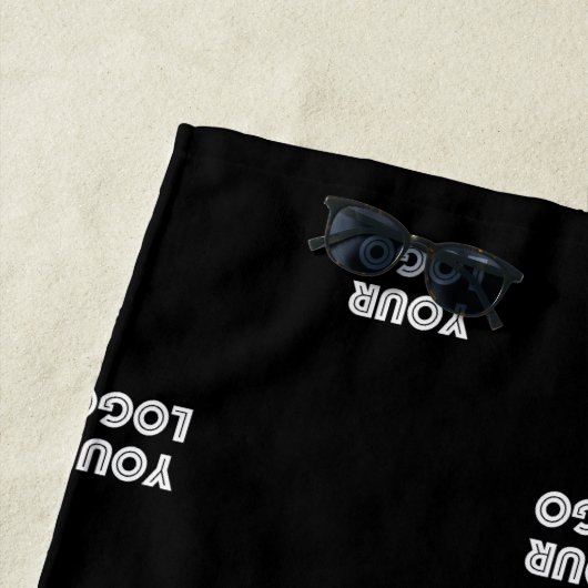 Uw Logo eenvoudige herhalende Logo | v2 Strandlaken (In situ)