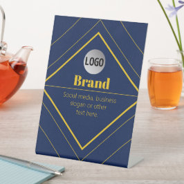 Uw logo en aanpasbare ontwerpsjabloon reclamebord met voetstuk