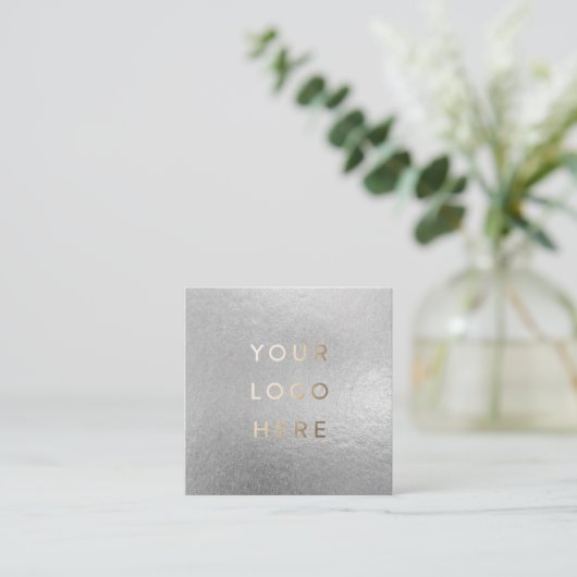 Uw Logo Faux Silver Grey Folie Moderne onderneming Vierkante Visitekaartje (Staand voorkant)