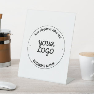Uw logo met bewerkbaar slogan en bedrijfsnaam reclamebord met voetstuk
