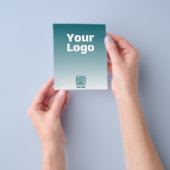Uw logo met bewerkbare QR-code en verloop van kleu Flyer (Hand)