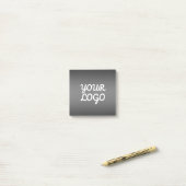 Uw logo & moderne donkergrijze bewerkbare kleur om post-it® notes (Op bureau)