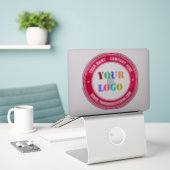 Uw Logo ronde Sticker Voorbeeld met aangepaste tek (Laptop op bureau)