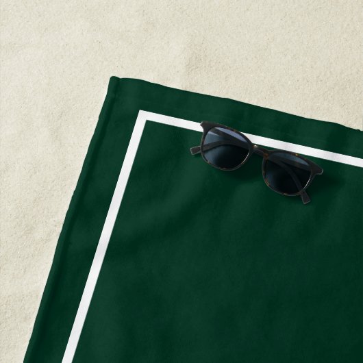 Uw monogram in donkergroene en witte strandhanddoe strandlaken (In situ)