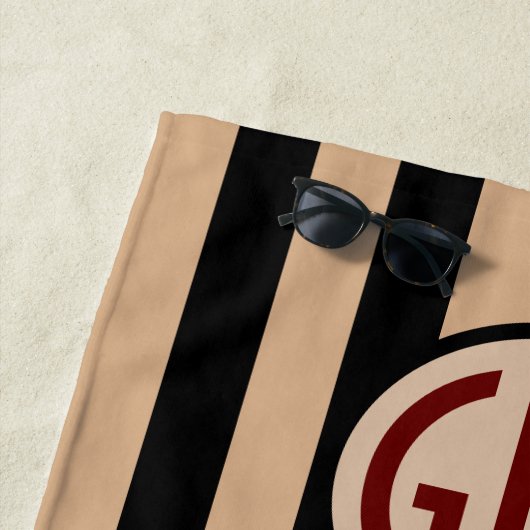 Uw monogram op zwarte & Tan Cabana strepen Strandlaken (In situ)