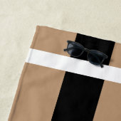 Uw monogram zwart en Tan brede Cabana Stripes Strandlaken (In situ)